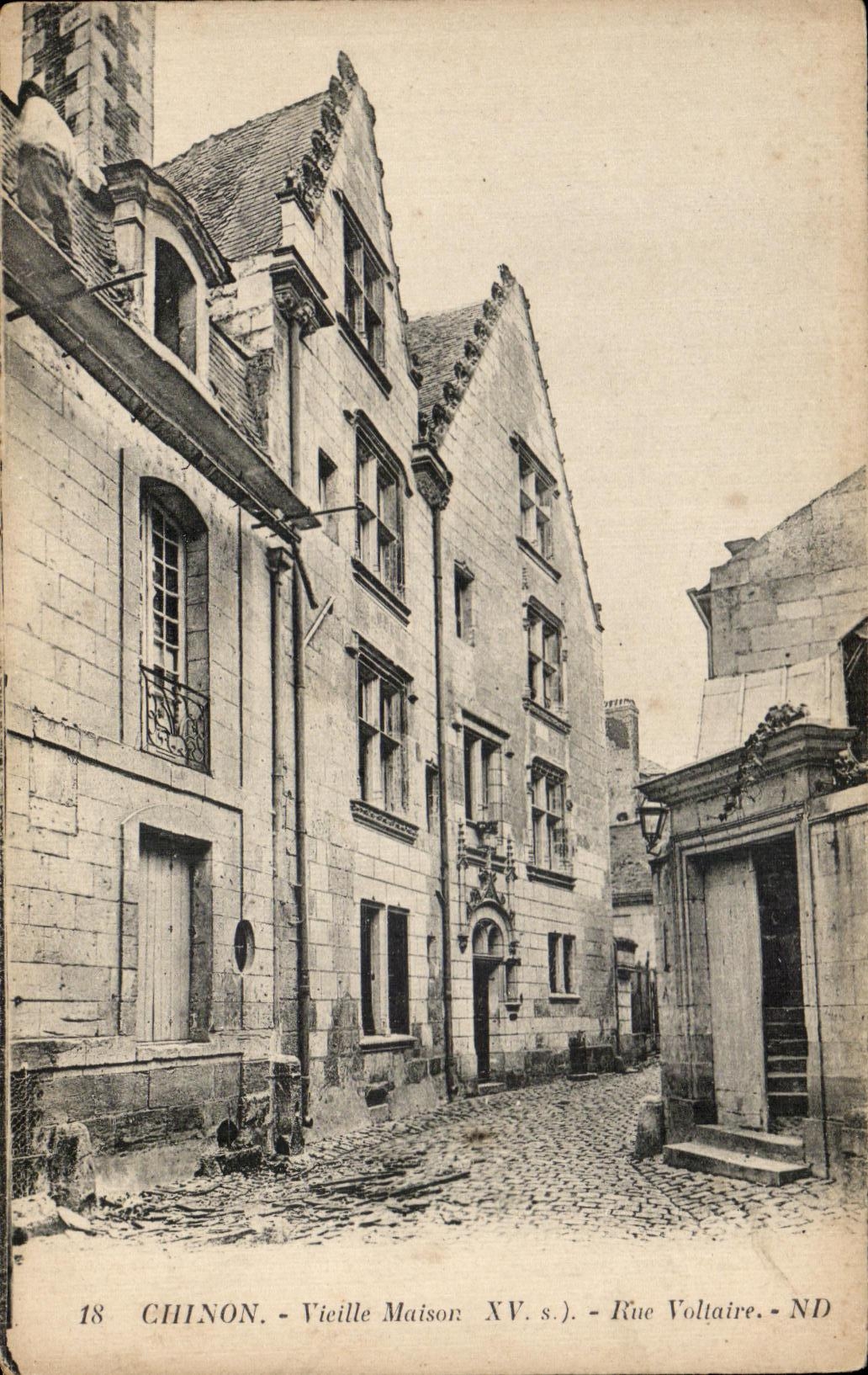 CPA Chinon Vielle Maison Rue Voltaire