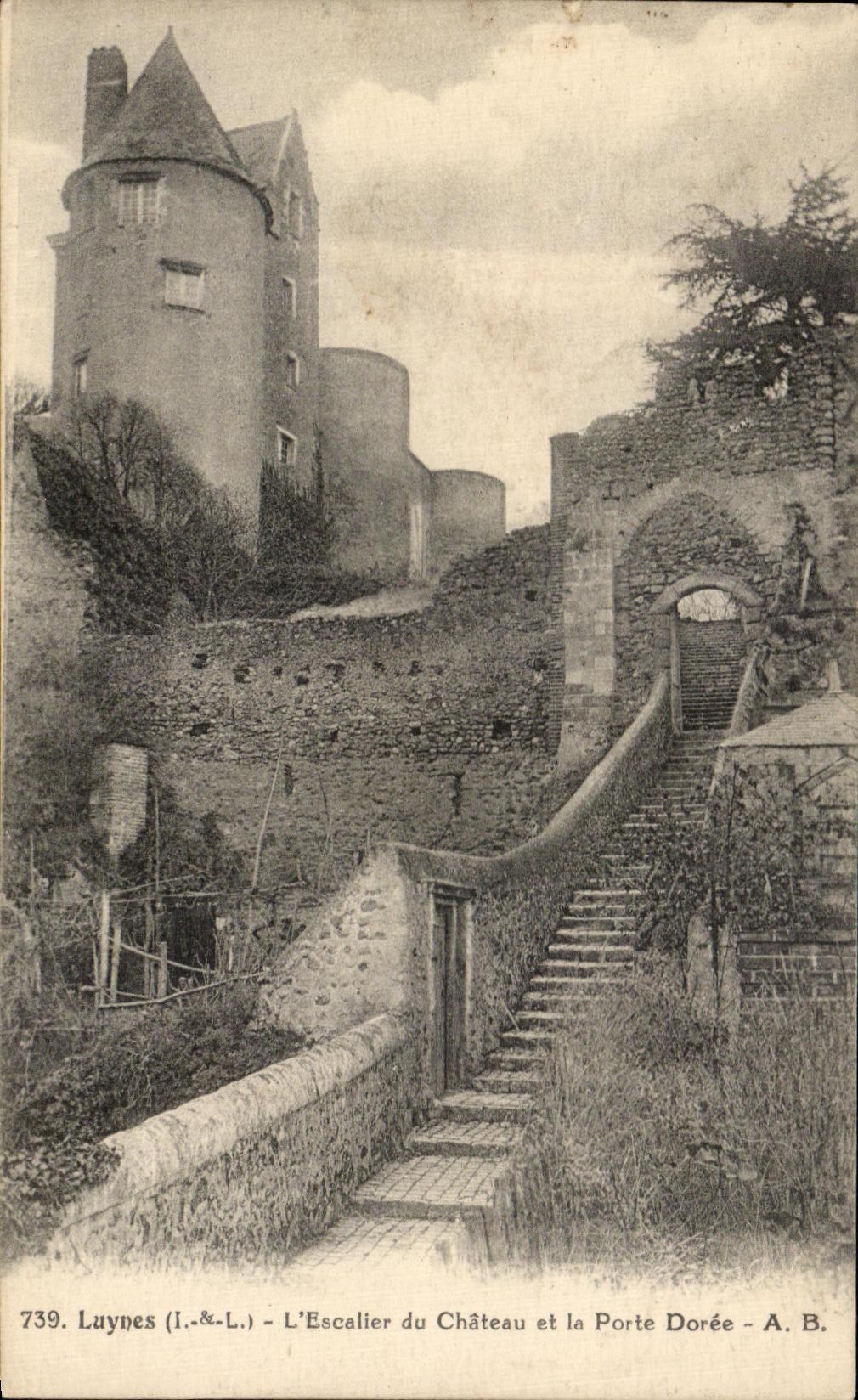 CPA Luynes L Escalier du Chateau et la Porte Doree