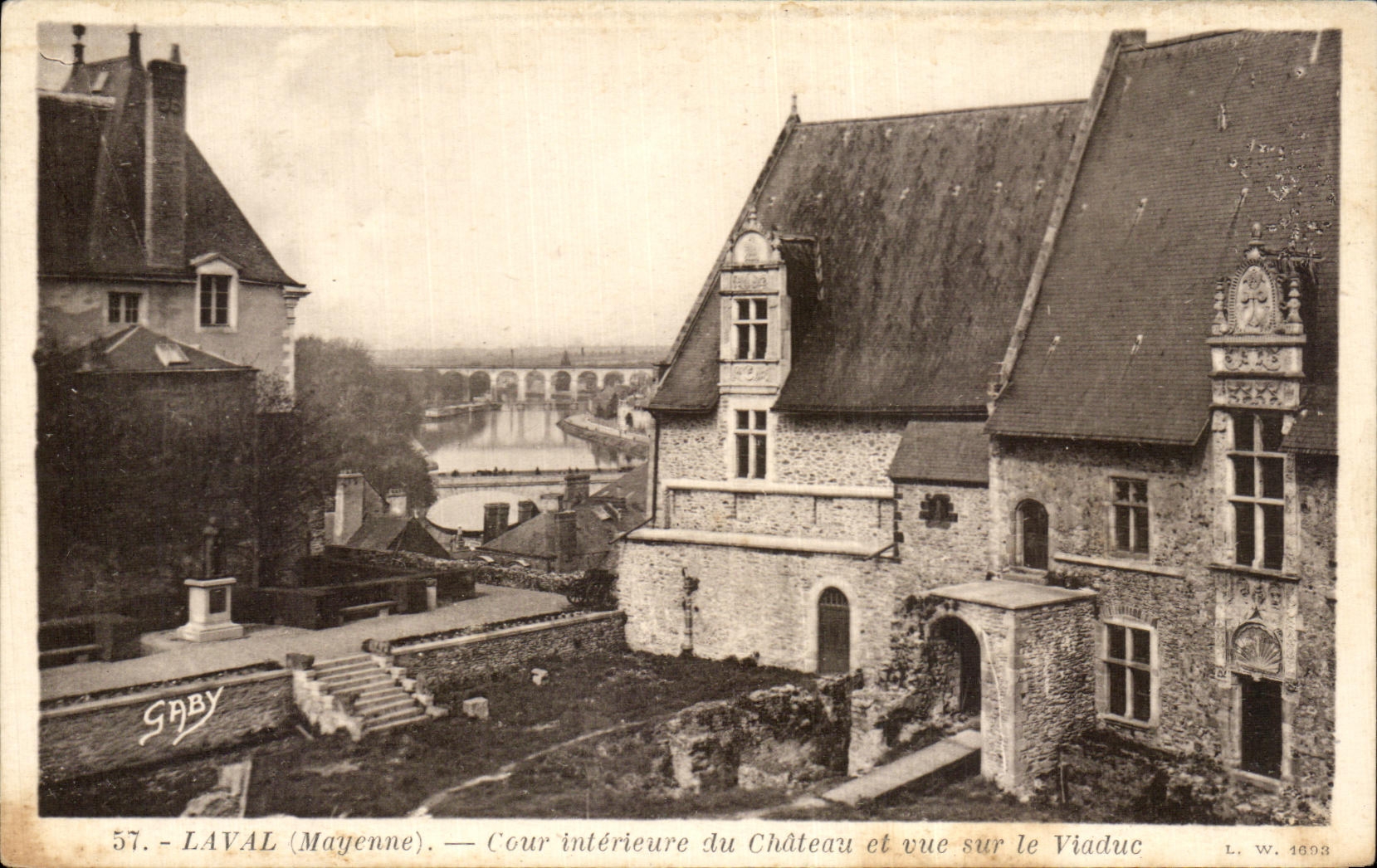 CPA Mayenne Cour interieure du chateau et vue sur le viaduc