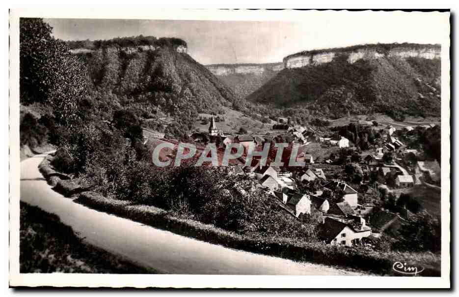 Les Roches et le Village de Baume-les-Messieurs — Environs de LONS-le-SAUNIER (Jura) — Photo TOMBIER MACON