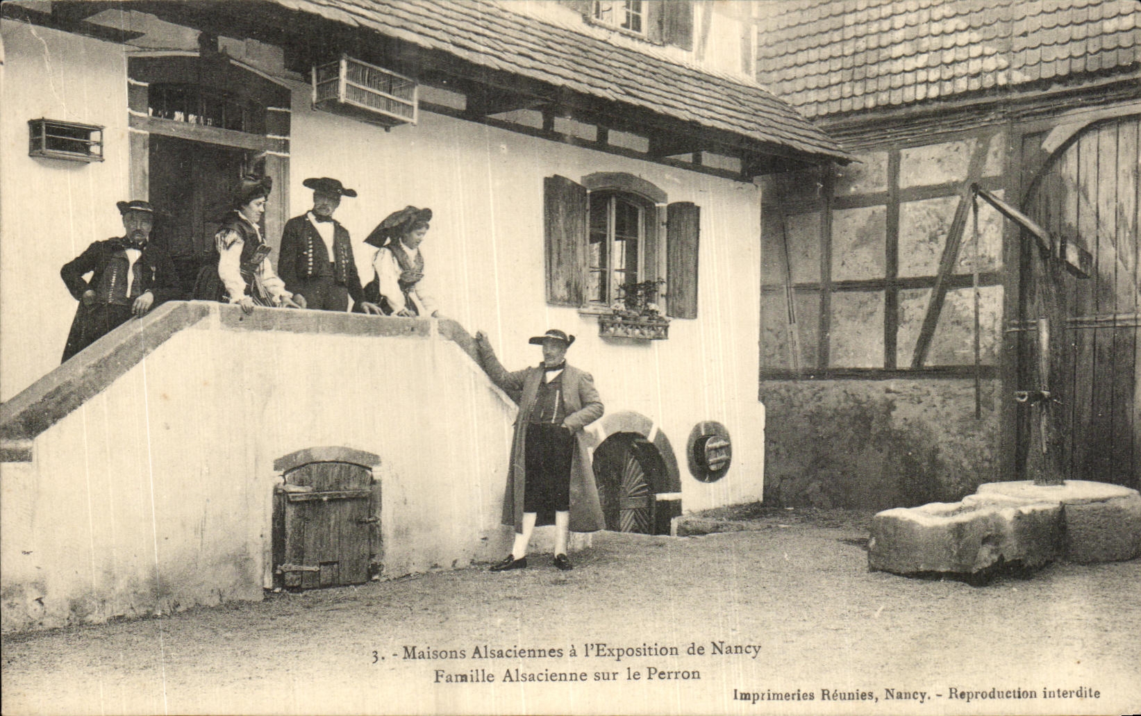 CPA Maisons Alsaciennes a I Exposition de Nancy Faraille Alsacienne sur le Perron Folklore Costume