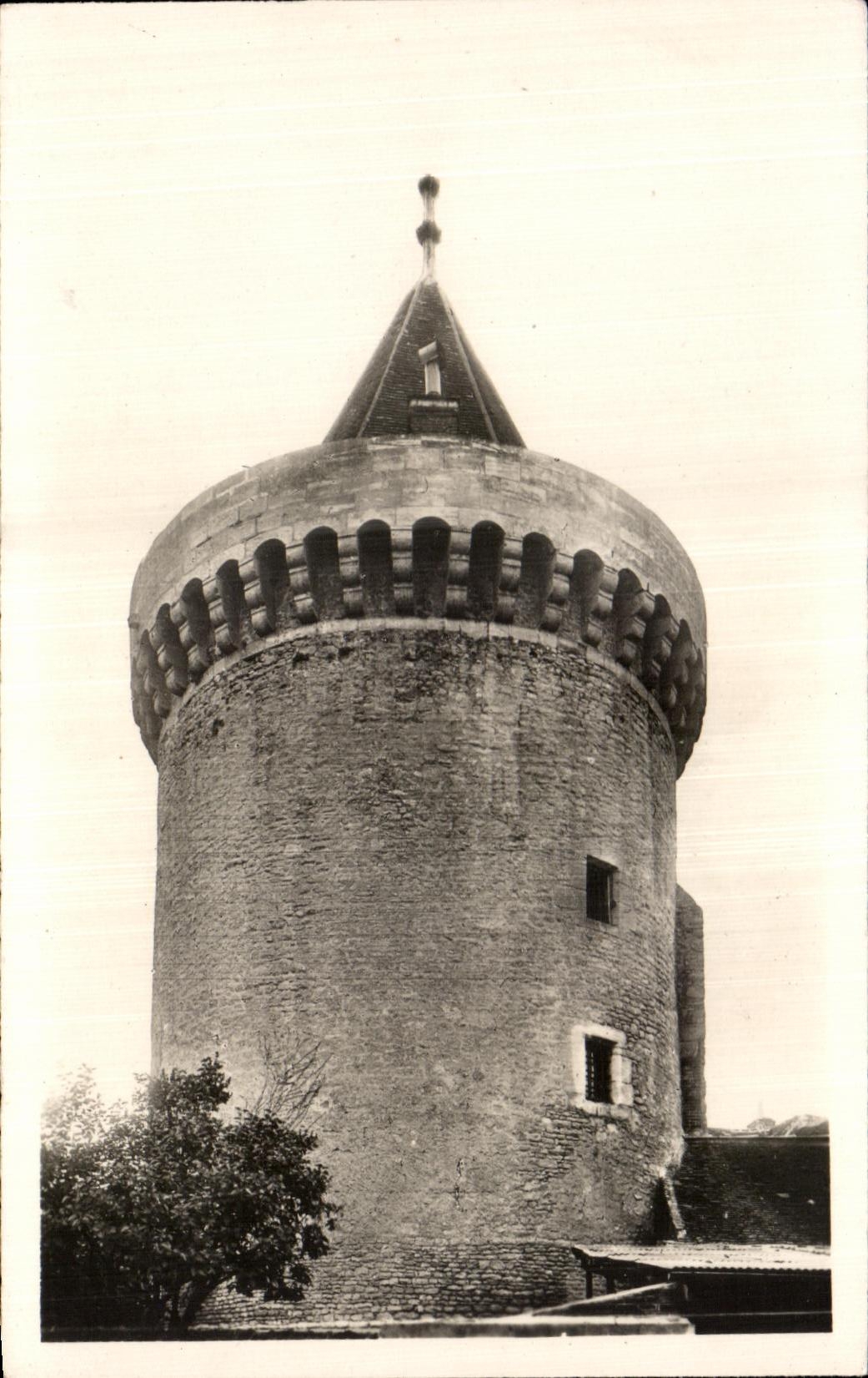 CPA Argentan (Orne) Tour Marguerite (XV siecie) Angle nord ouest de I ancienne enceinte fortifiee