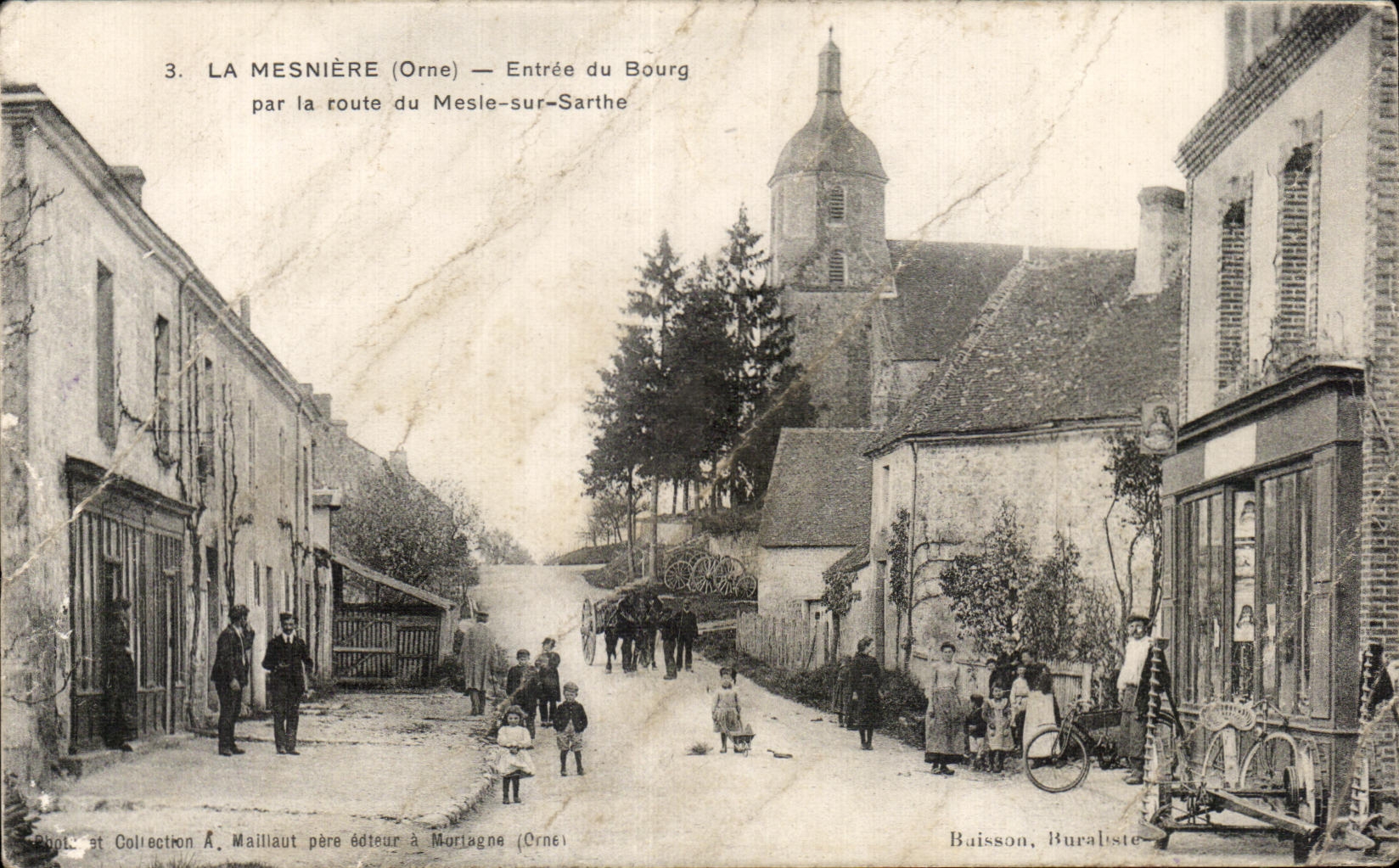 CPA La Mesniere (Orne) Entree du Bourg par la route du Mesle sur Sarthe