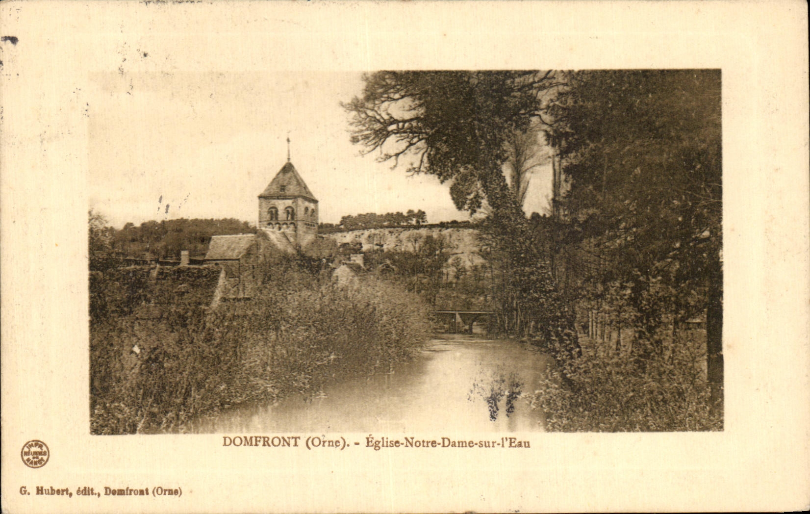 CPA Domfront (Orne) Eglise Notre Dame sur I Eau