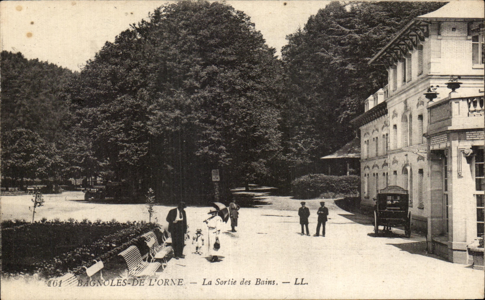 CPA Bagnoles De L Orne La Sortie des Bains