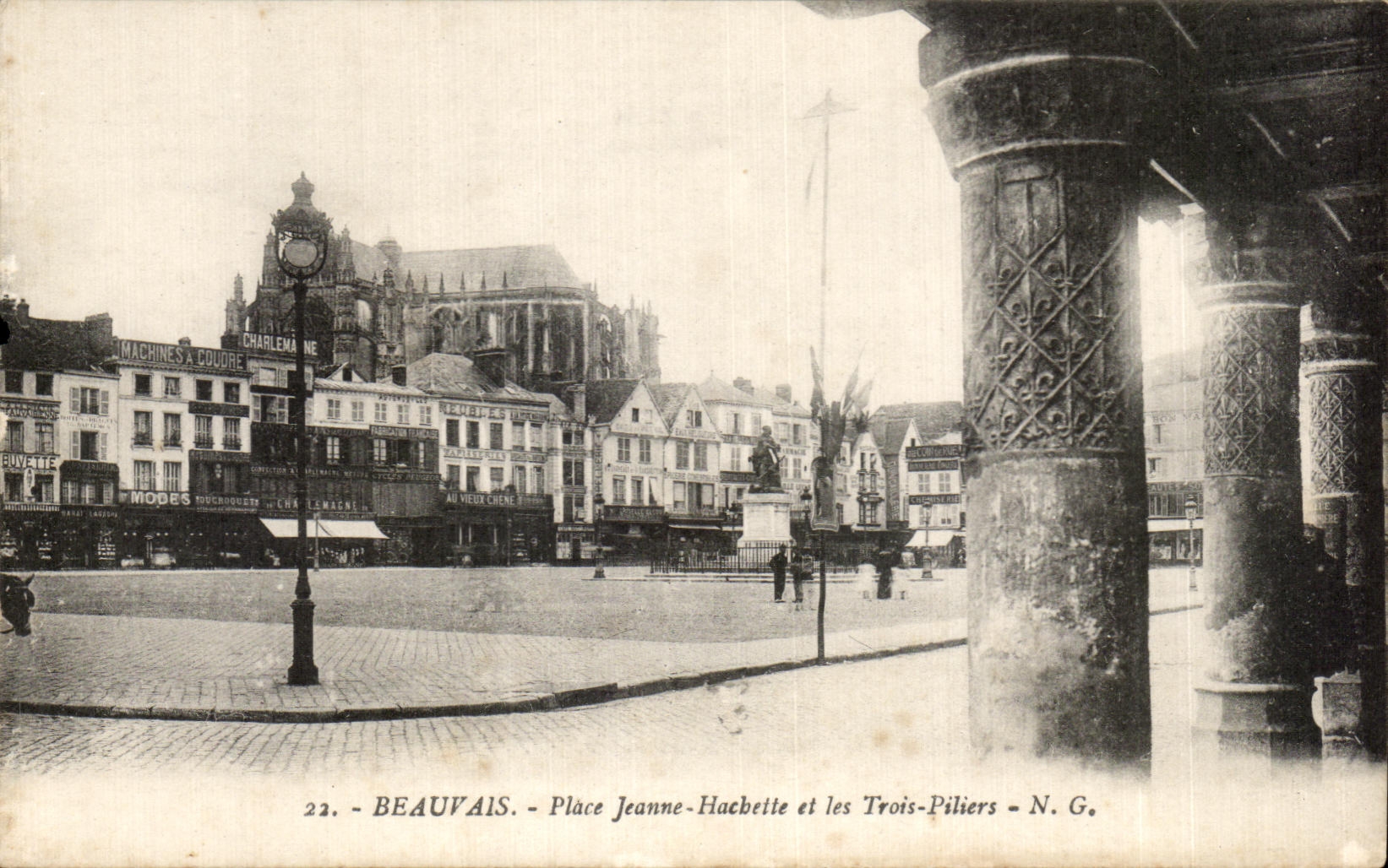 Beauvais - Place Jeanne-Hucbette et les Trois-Piliers — N.G.