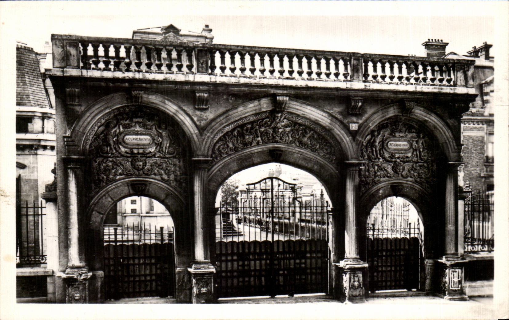 CPA Cambrai La Sous Profecture Porte de I ancien Palais Fenelon