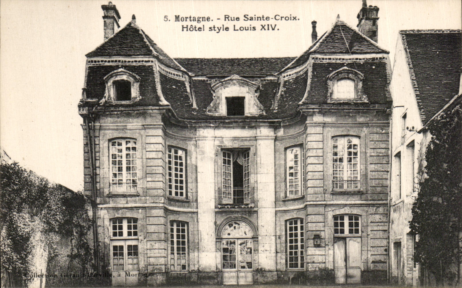 Mortagne - Rue Sainte-Croix. Hôtel style Louis XIV.