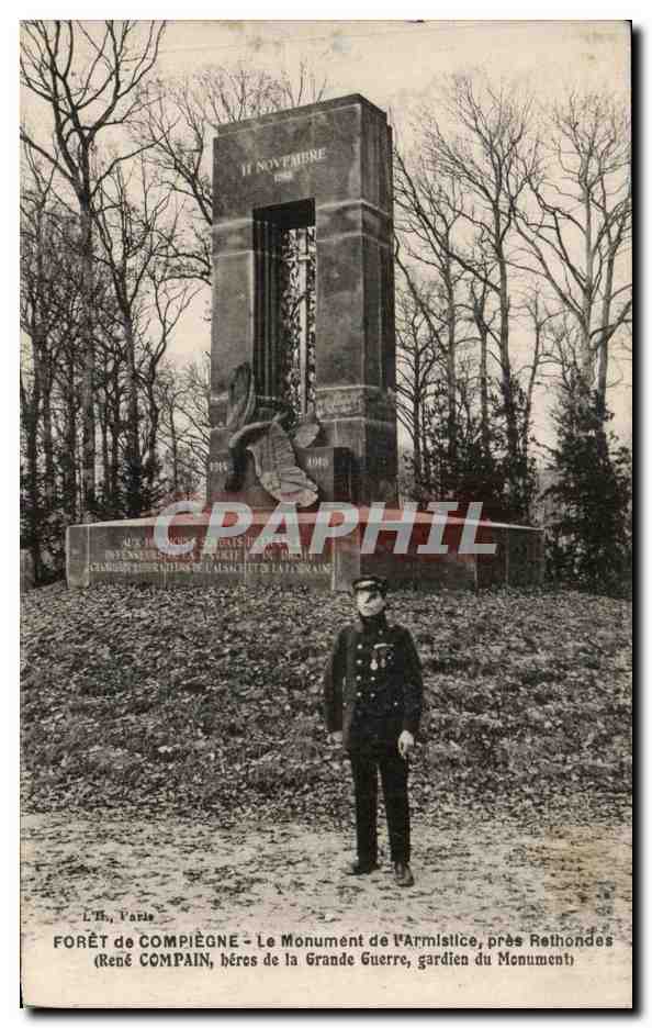 CPA Foret de Compiegne Le Monument de I Armistice pres Rethondes Compain Gardien du monument 