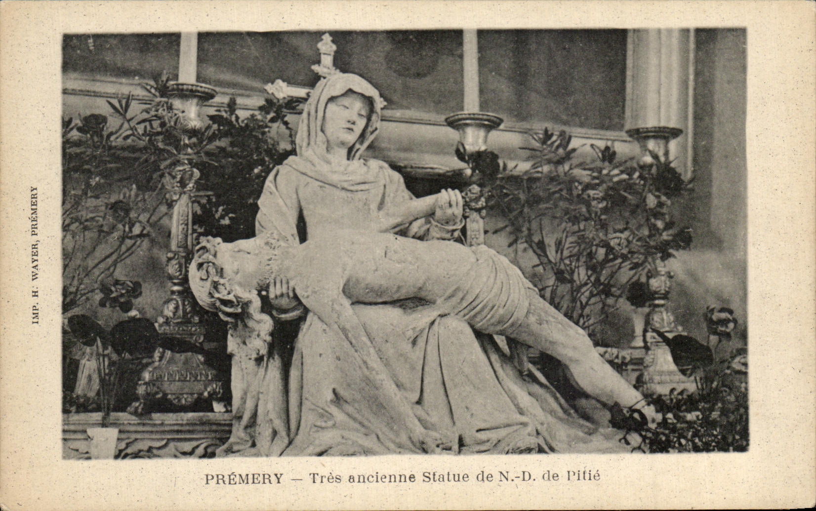 CPA Premery Tres ancienne Statue de Notre Dame Pitie