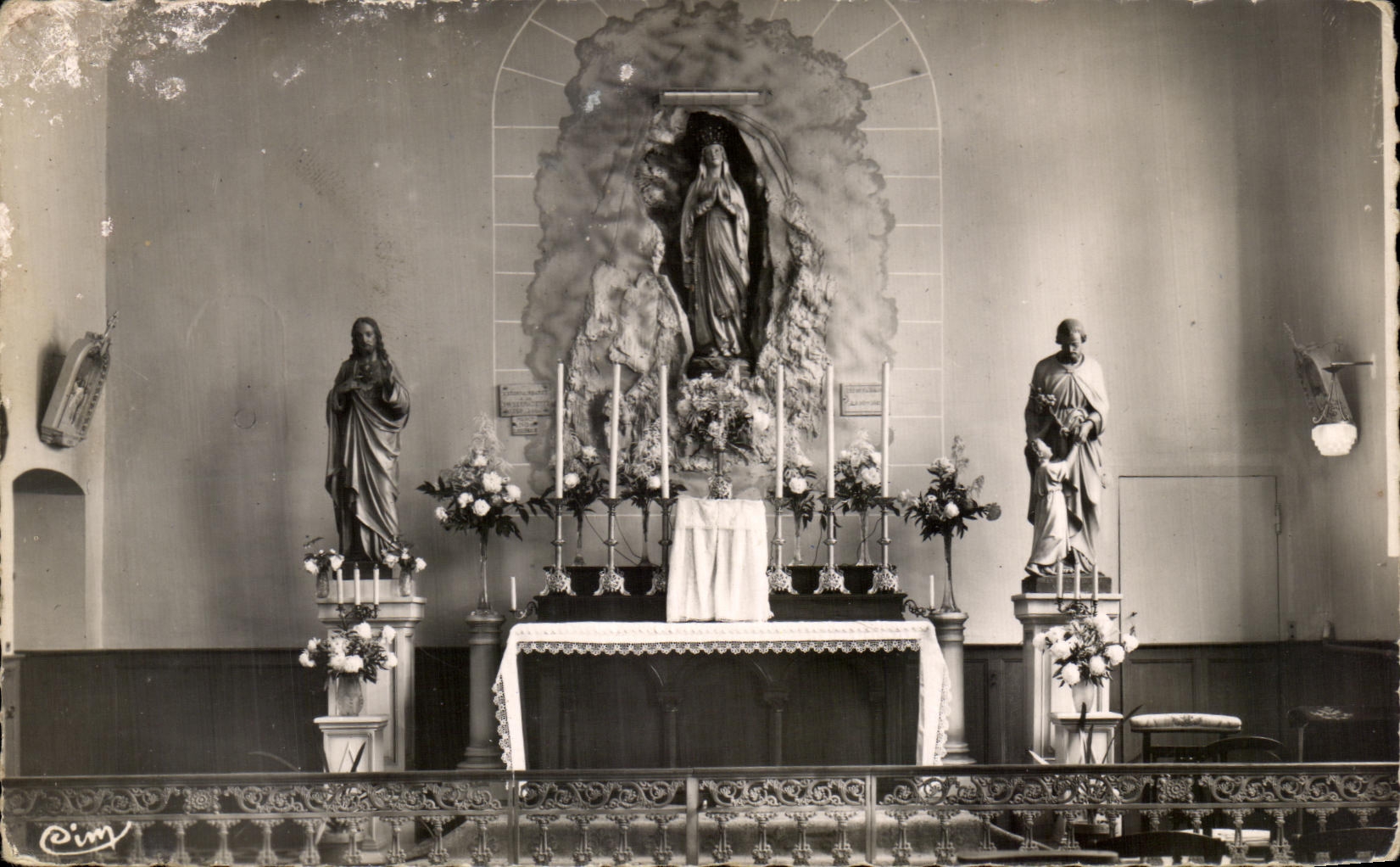 CPA Moulins Engilbert Nievre Interieur de la Chapelle de I Hospice