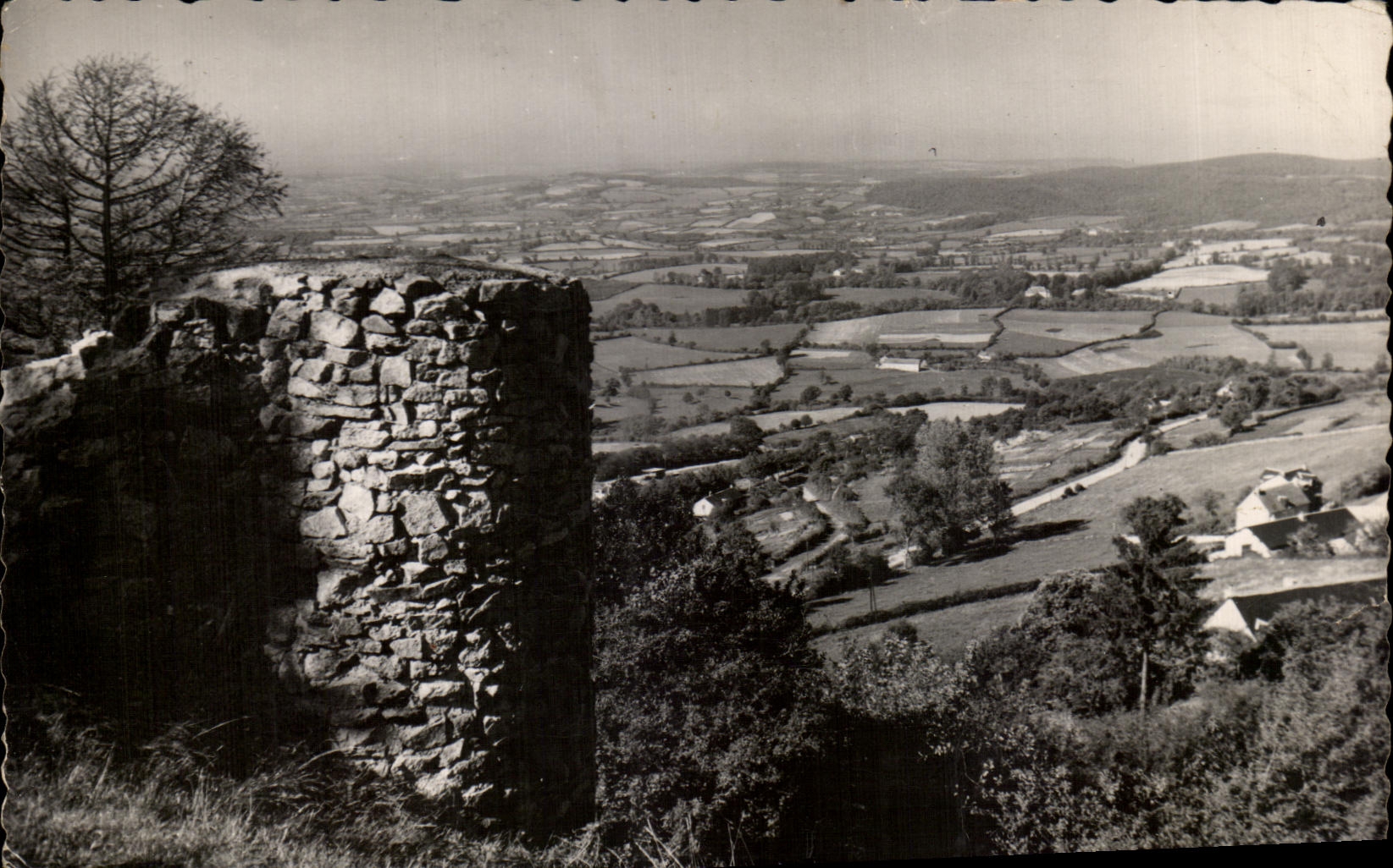 Ruines de la vieille tour — Château-Chinon (Nièvre) — éditeur non visible