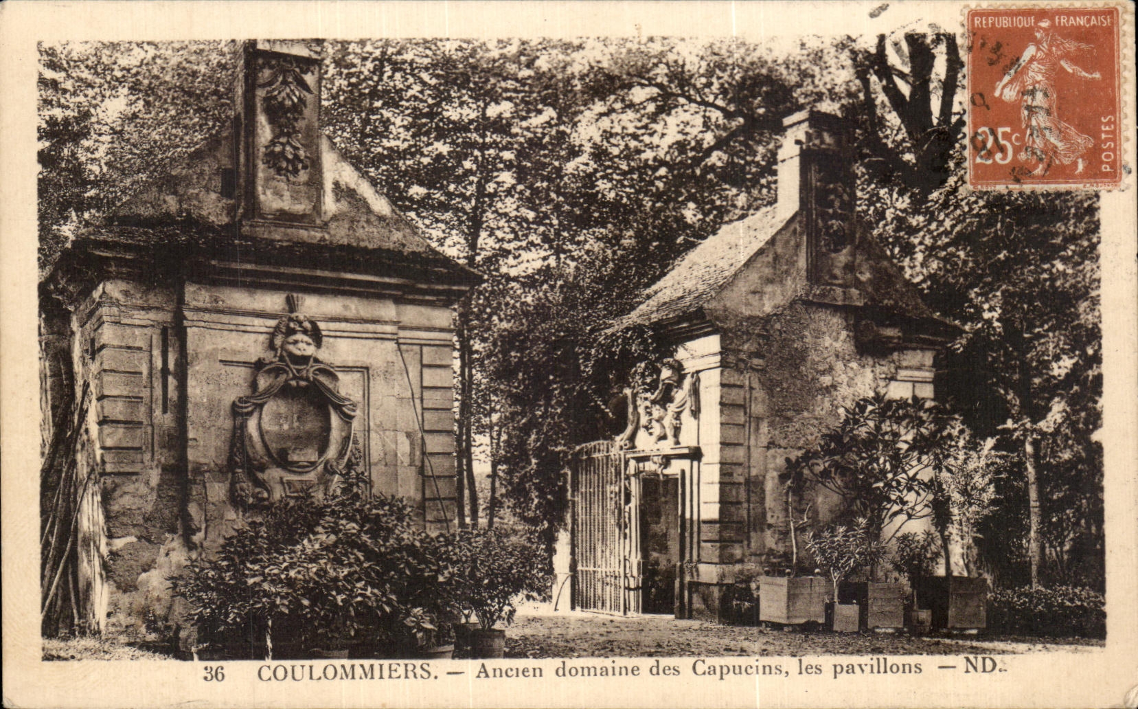 Coulommiers — Ancien domaine des Capucins, les pavillons — ND.