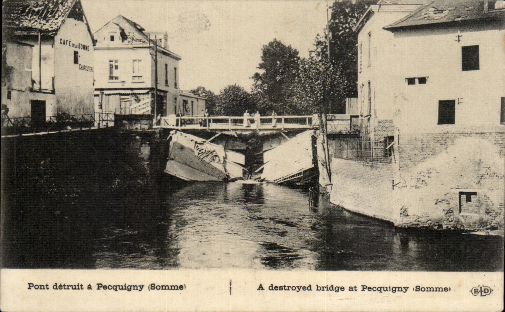 CPA Pont detruit a Pecquigny Somme a destryed bridge at Pecquigny Somme Militaria