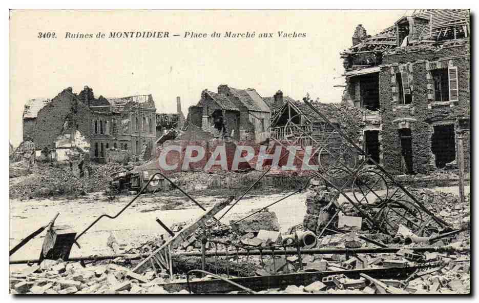 CPA Ruines de Montdidier Place du Marche aux Vaches Militaria