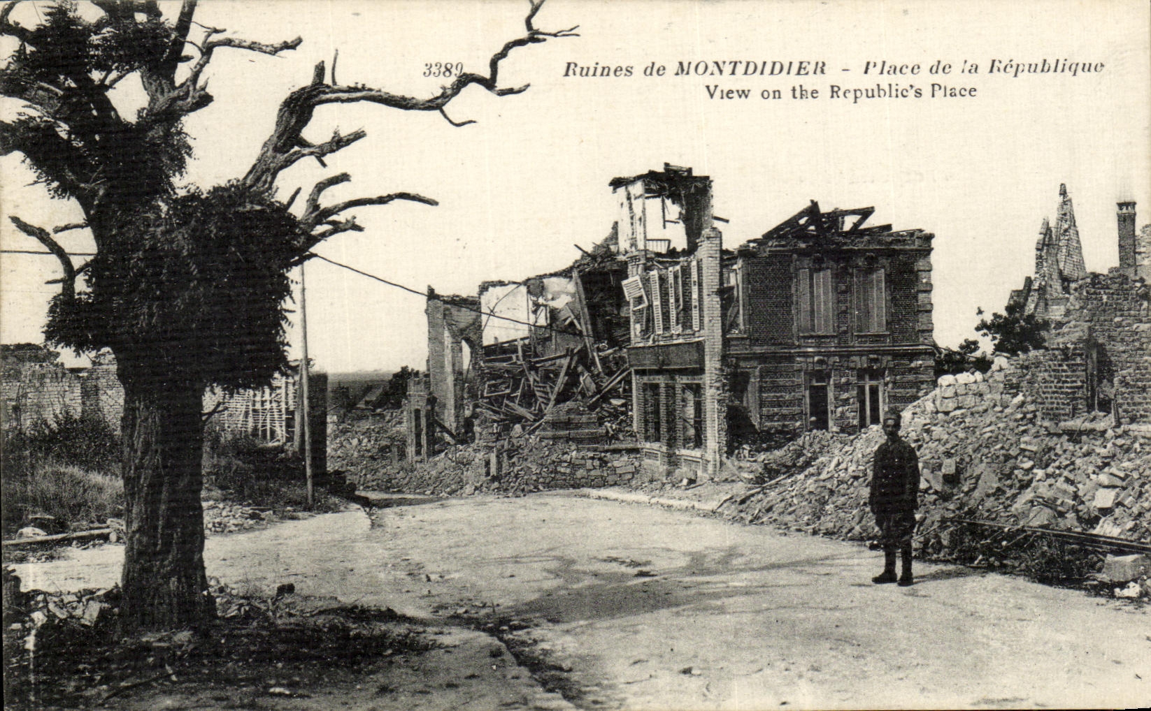 CPA Ruines de Montdidier Place du la Republique Militaria