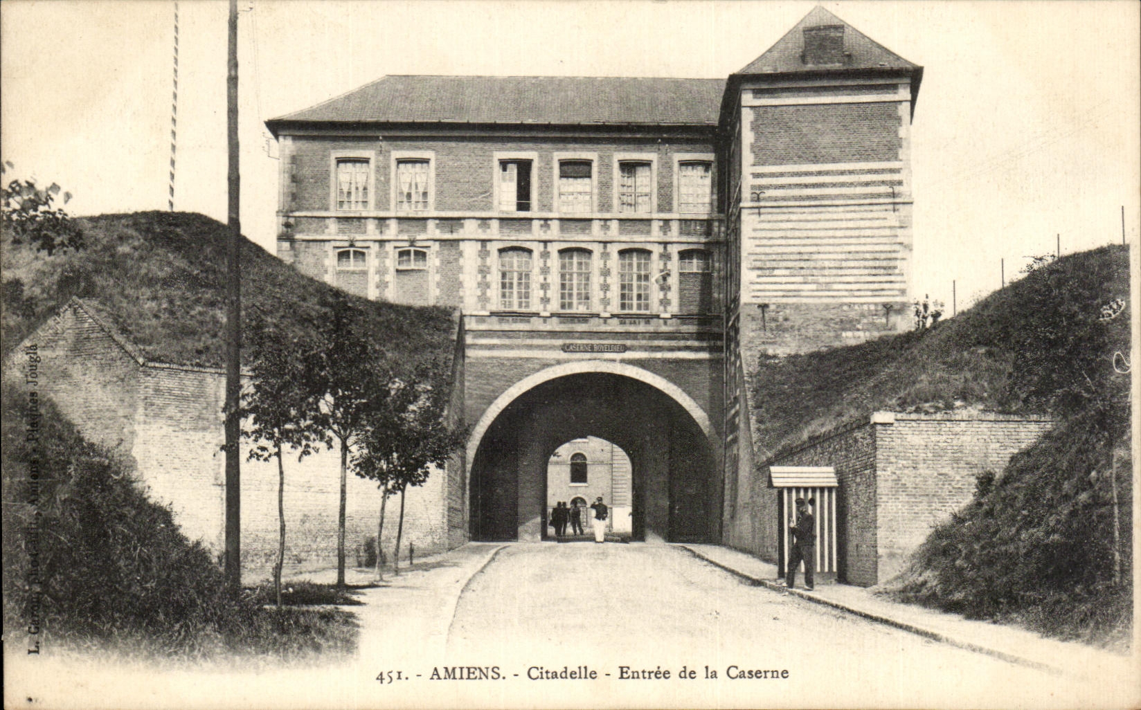 CPA Amiens Citadelle Entree de la Caserne Militaria 