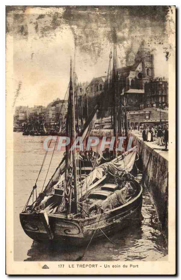 CPA Le Treport Un coin du Port Bateau
