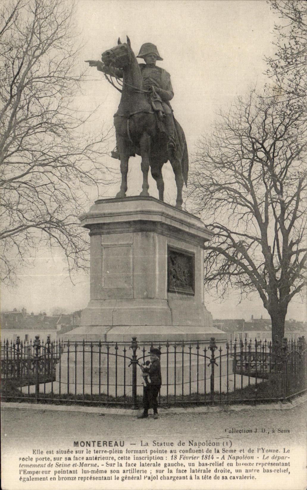 CPA Montereau La Statue de Napoleon I 