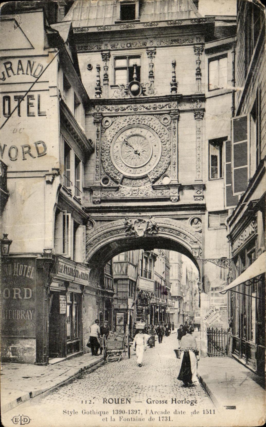 CPA Rouen Grosse Horloge Style Gothique 1390 1397 l Arcade date de 1511 et la Fontaine de 1731