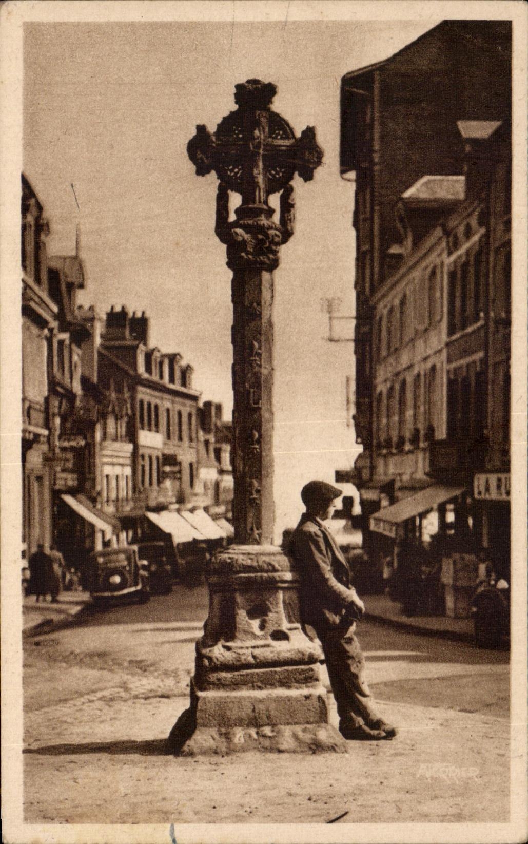 CPA Le Treport Calvaire Rue de Paris