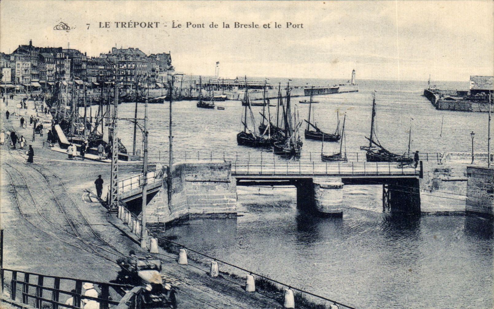 CPA Le Treport Le Pont de la Bresle et le Port Bateaux