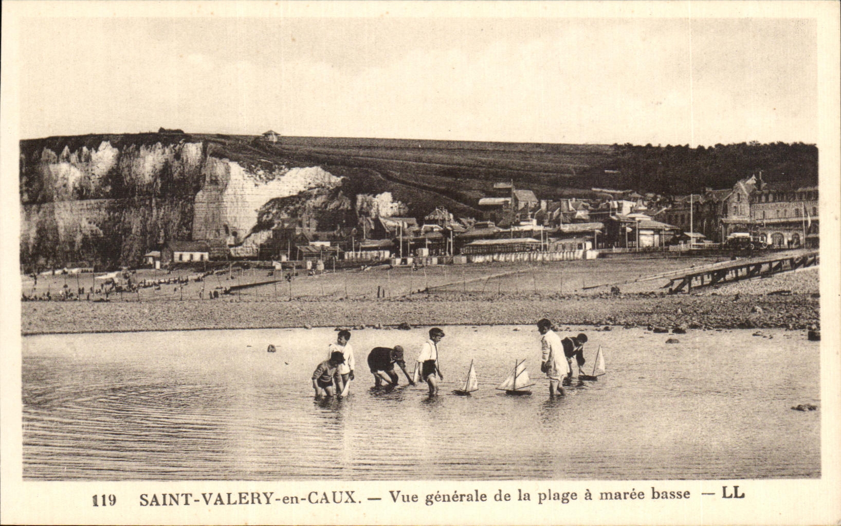 CPA Saint Valery en Caux Vue generale de la plage a maree basse Enfants jouant aux bateau