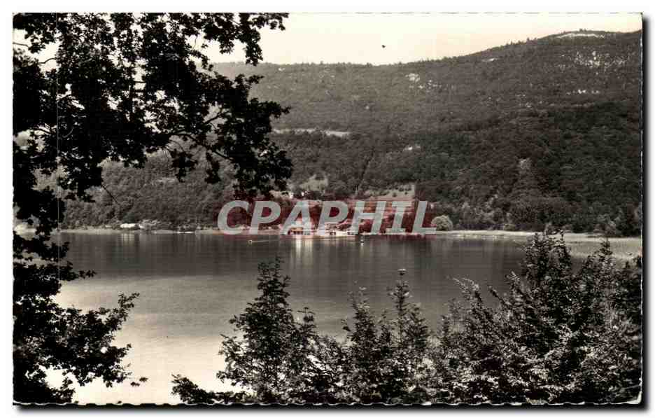 Lac au milieu de montagnes boisées — vue panoramique — CPAPHIL
