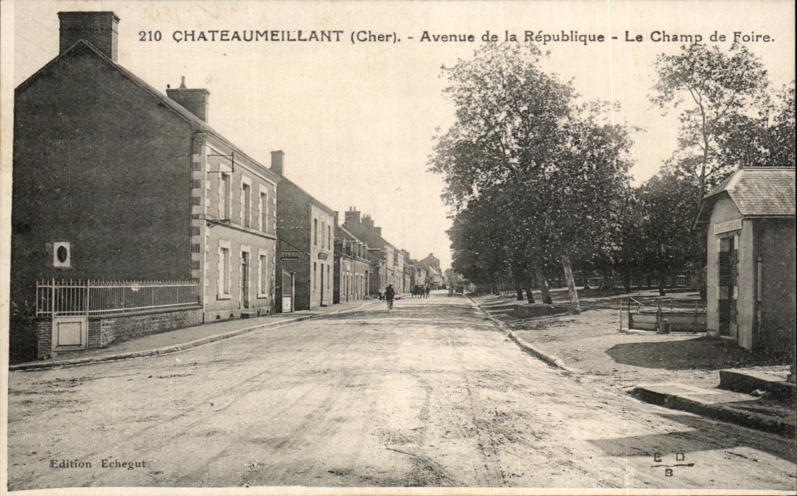 Châteaumeillant (Cher) — Avenue de la République - Le Champ de Foire — Édition Echegut, n° 210