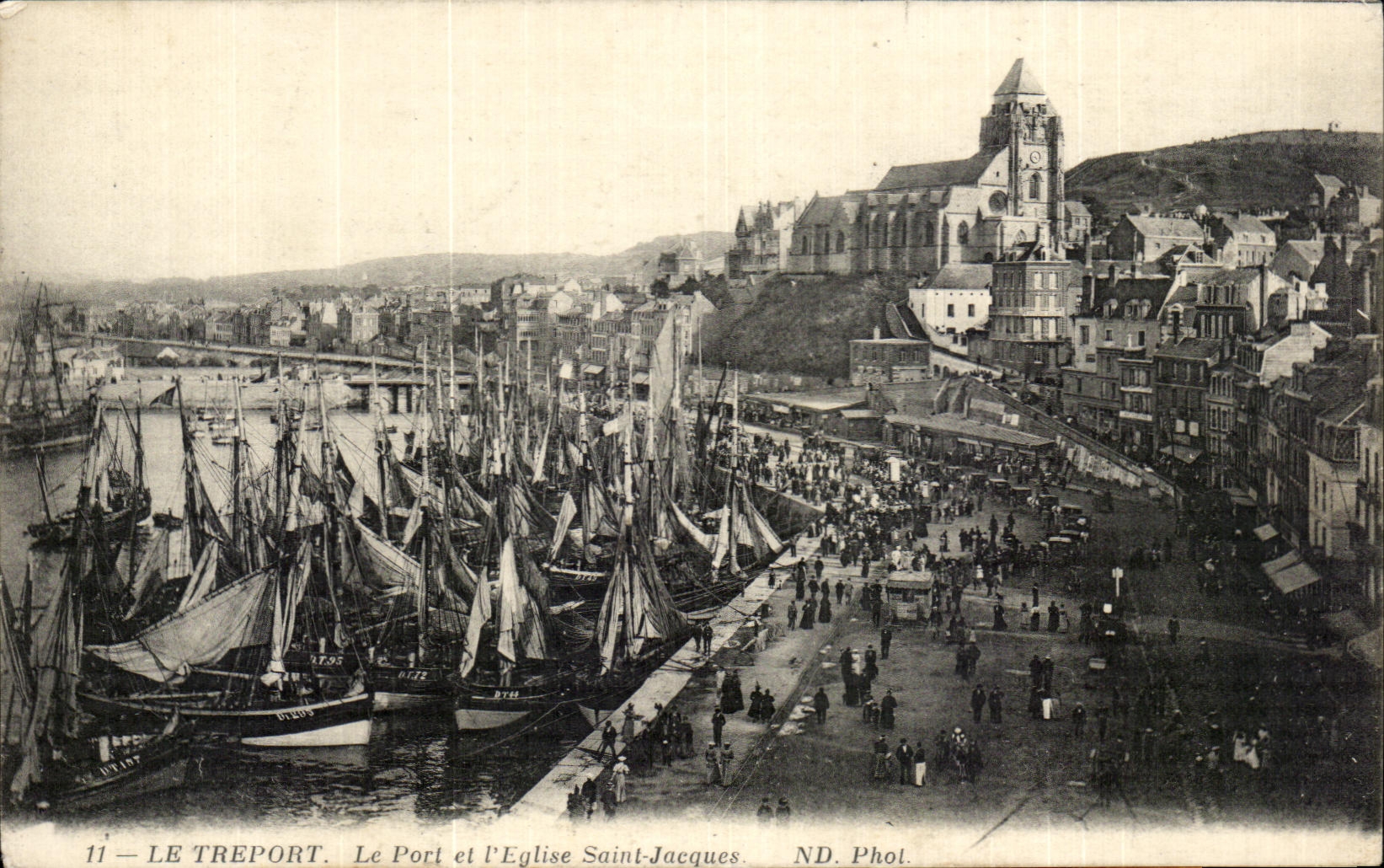 CPA Le Treport Le Port et I Eglise Saint Jacques Bateaux