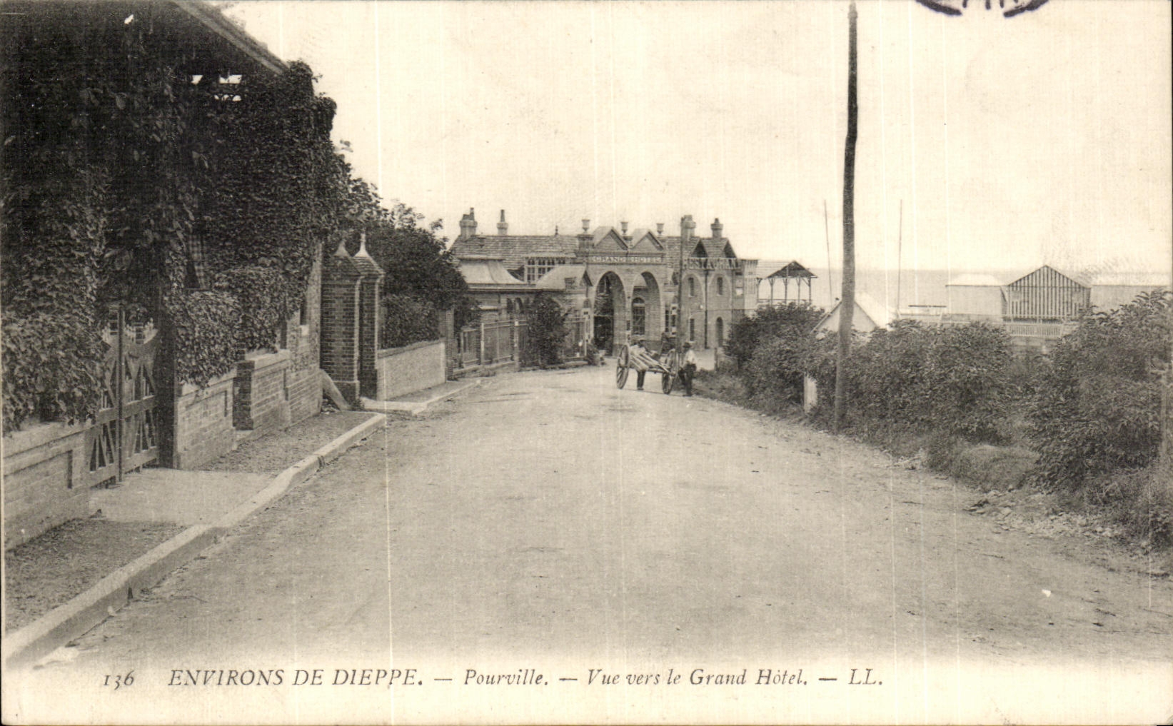 CPA Environs De Dieppe Pourville Vue vers le Grand Hotel