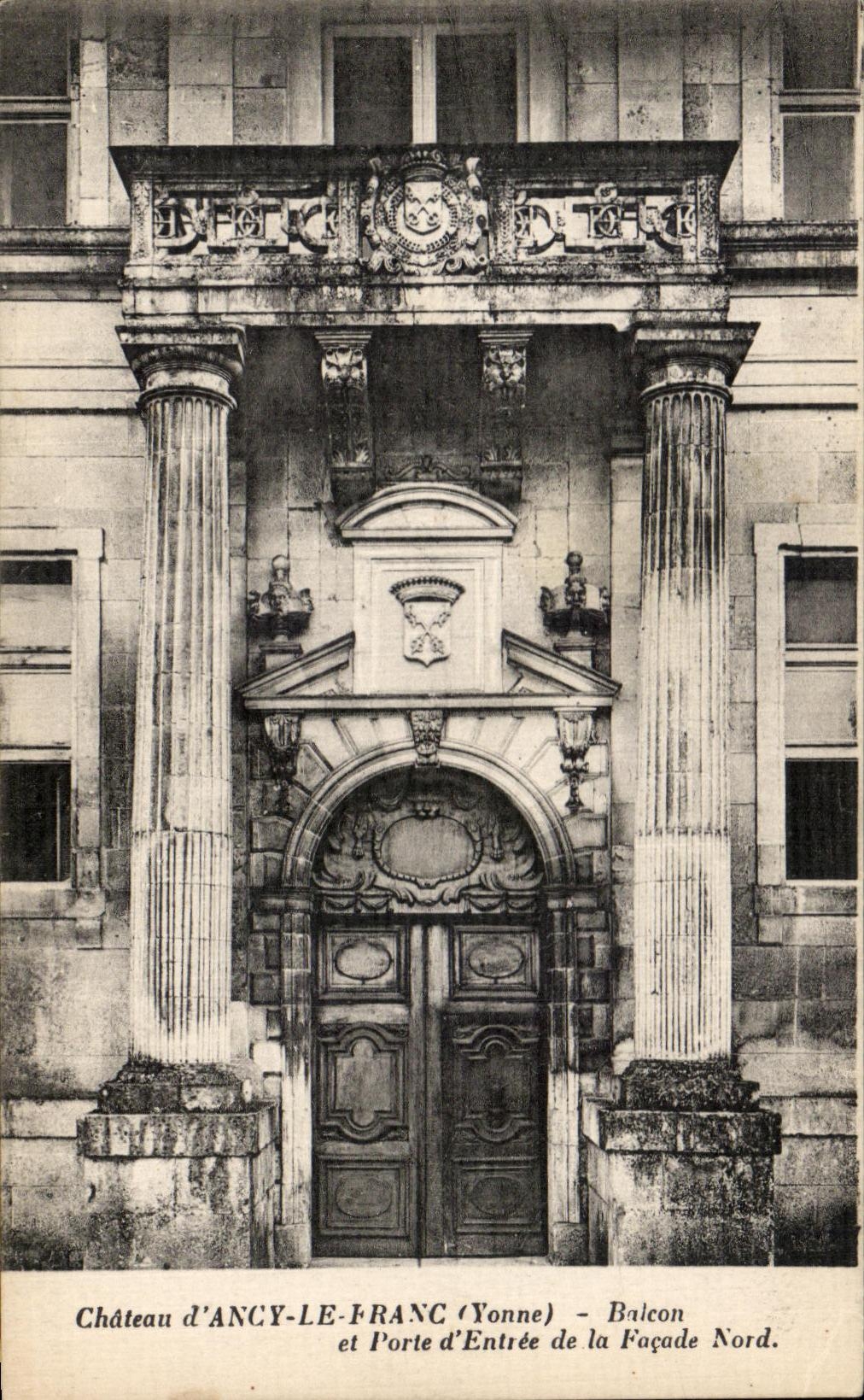CPA Chateau d Ancy le Franc Baicon et Porte d Entree de la Facade Nord