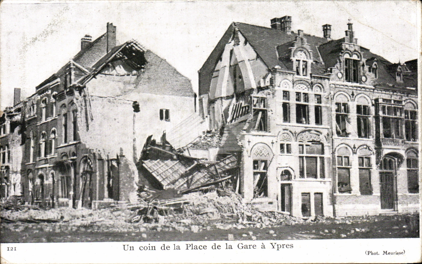 Place de la Gare à Ypres — dégâts de guerre — Phot. Meurisse, n°121