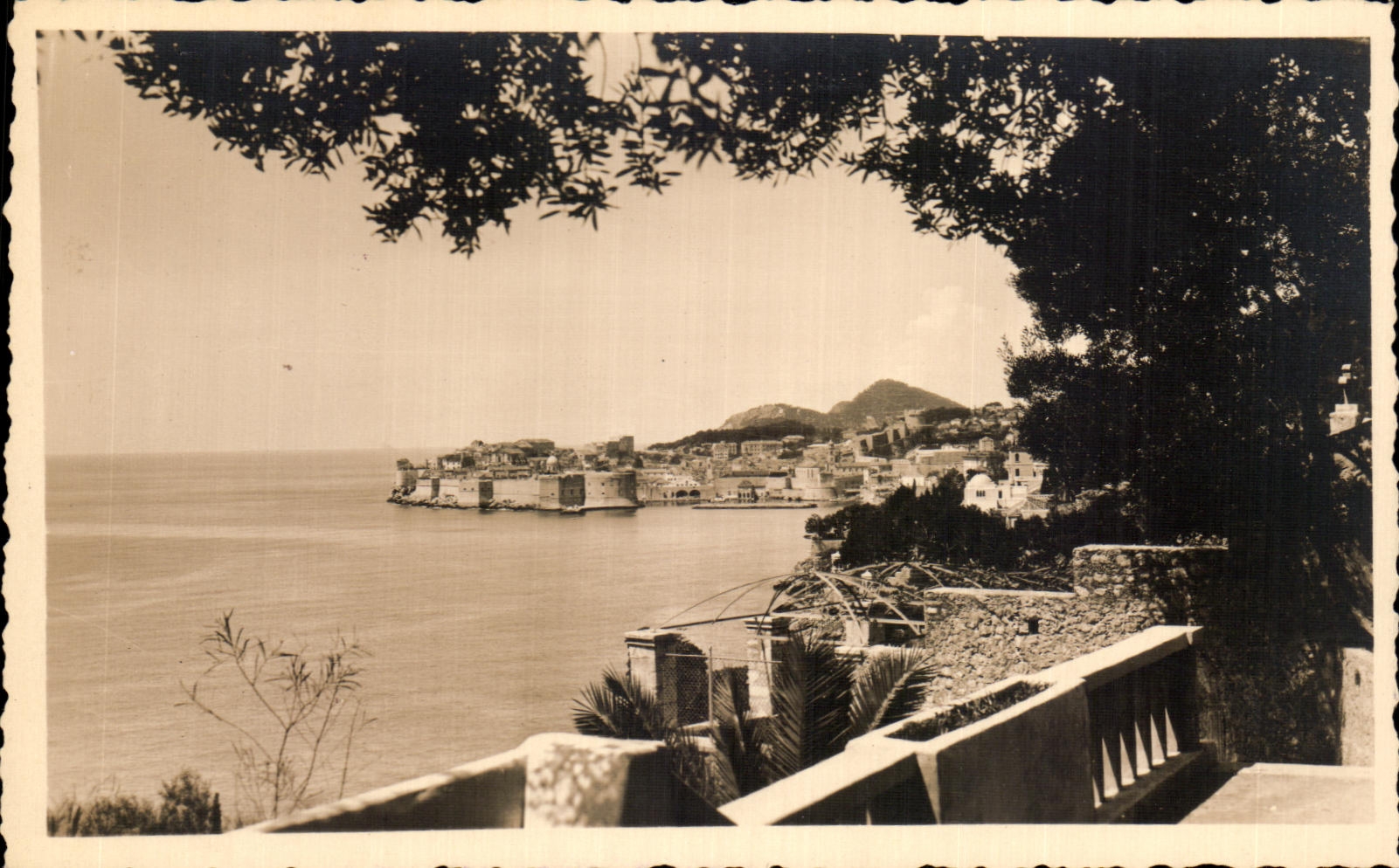 Dubrovnik — vue sur la mer et la ville — CPAPHIL