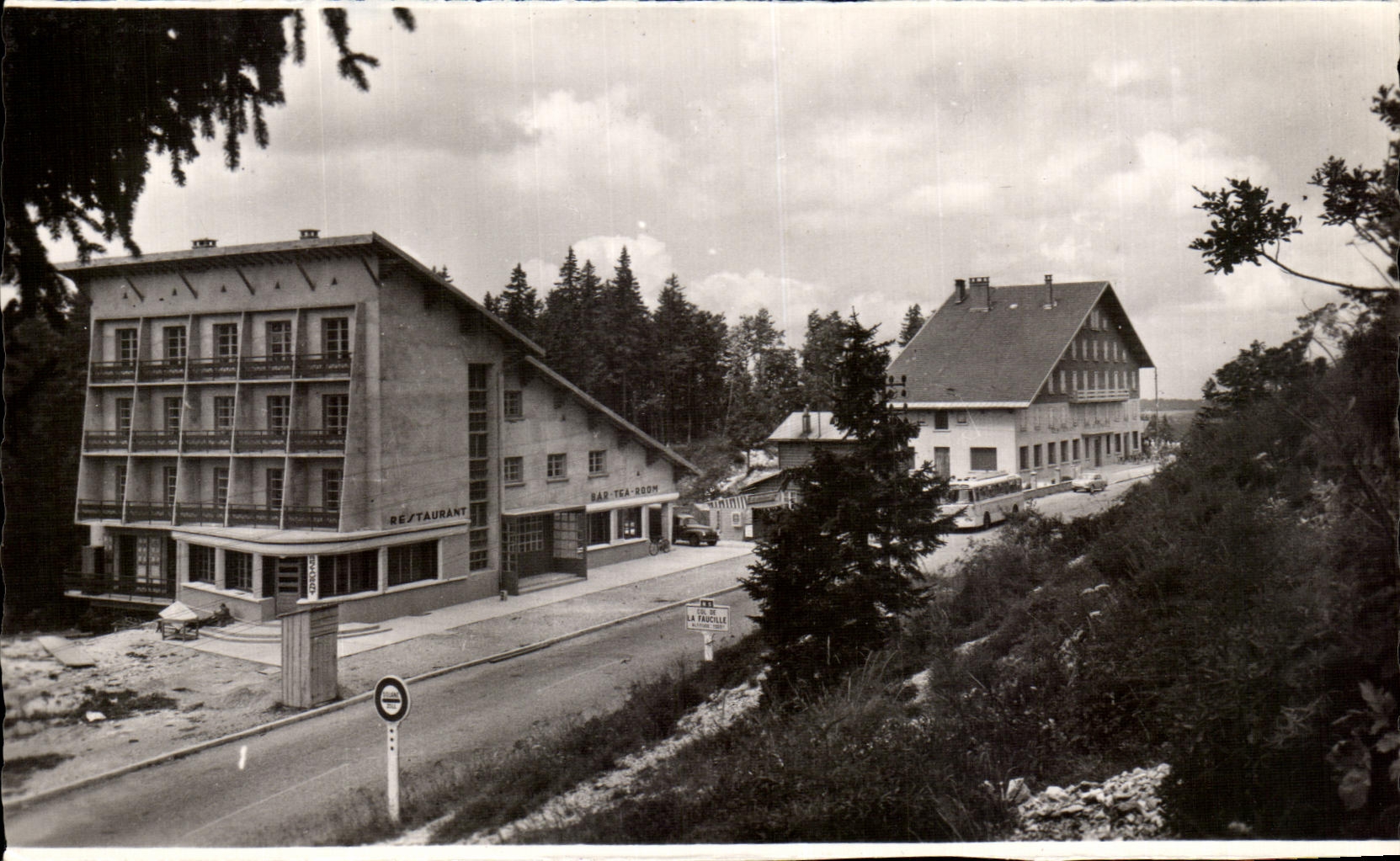 Le Col de la Faucille — Vue des bâtiments du restaurant et du bar tea-room — Édition E. Protet, Dole