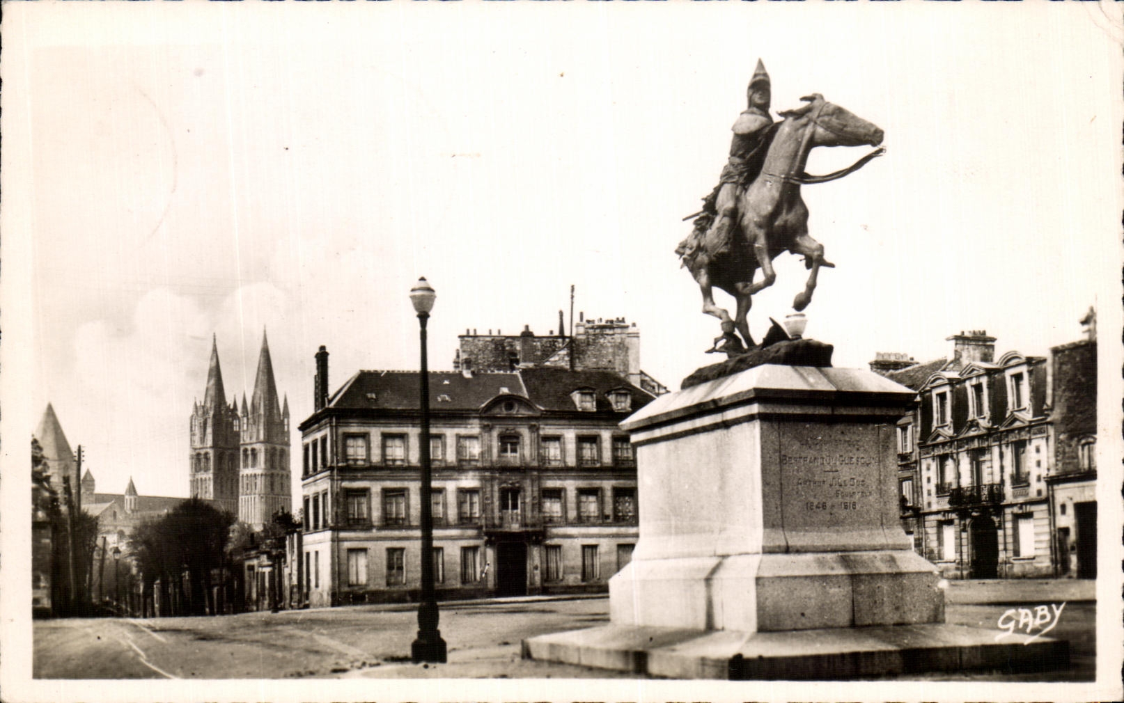 CPA Caen Statue de Duguesclin et l Abbaye aux hommes