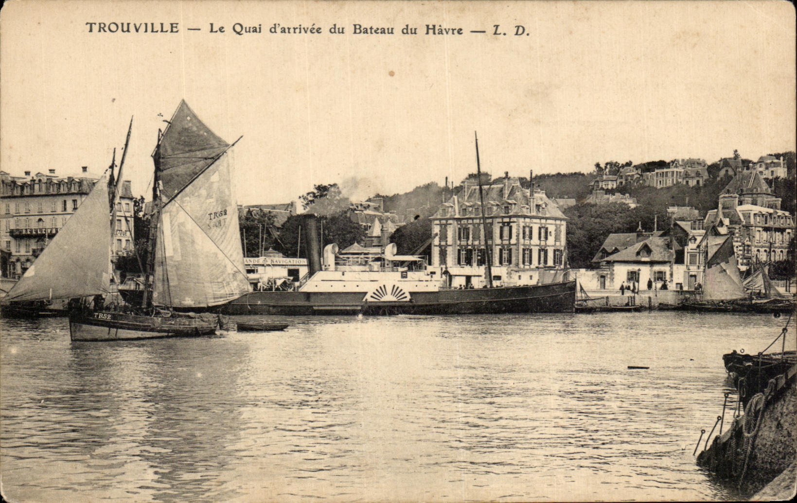 CPA Trouville Le Quai d arrivee du Bateau du Havre