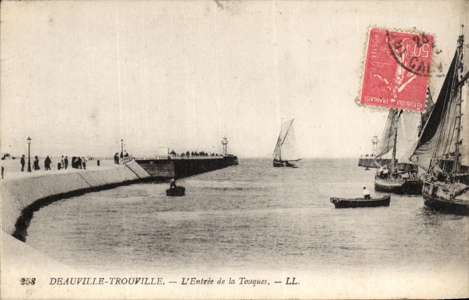 CPA Deauville Trouville L Entree de la Touques Bateaux