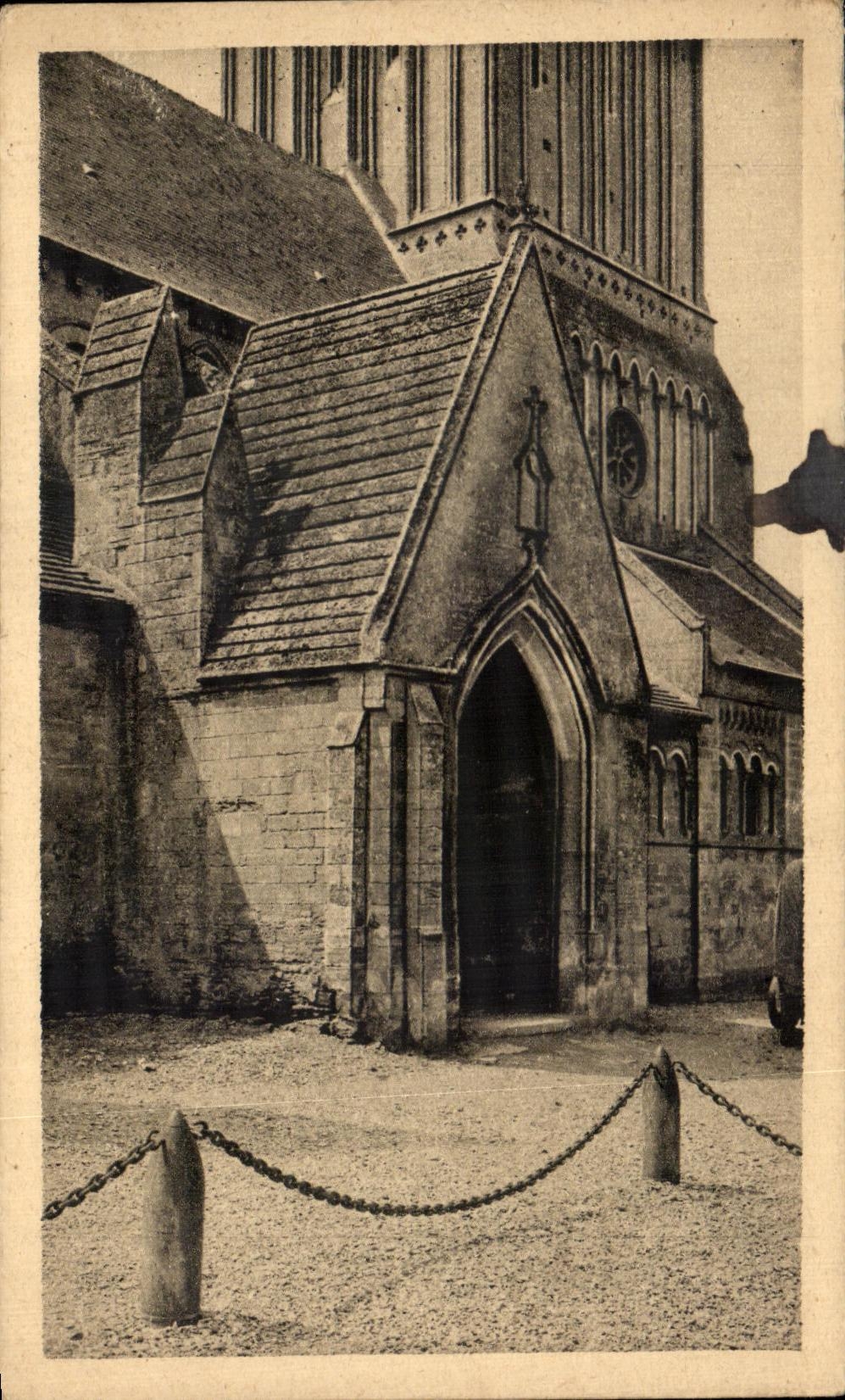 CPA Bernieres sur Mer L Eglise cote nord Le Portail