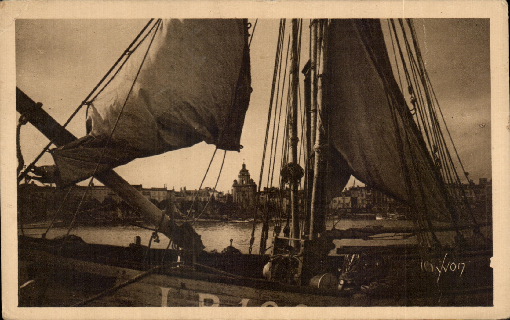 CPA La Douce France La Rochelle Un coin du port Bateaux