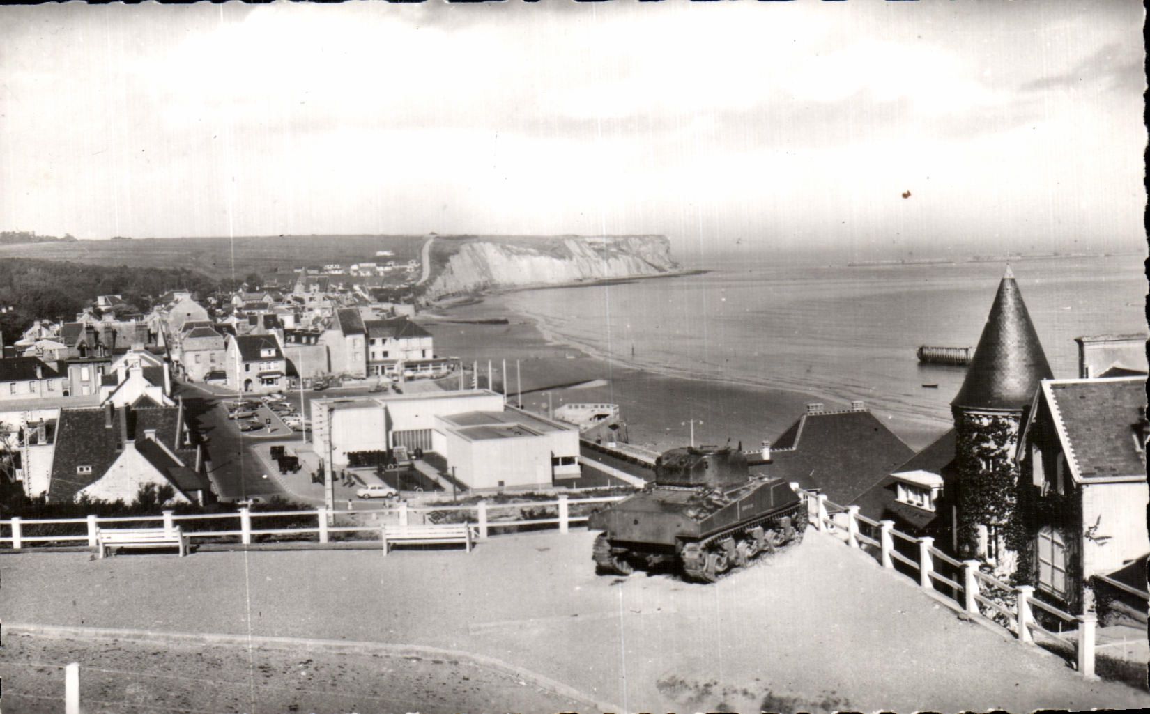 CPA Arromanches (Calvados) Vue generale et le Musee