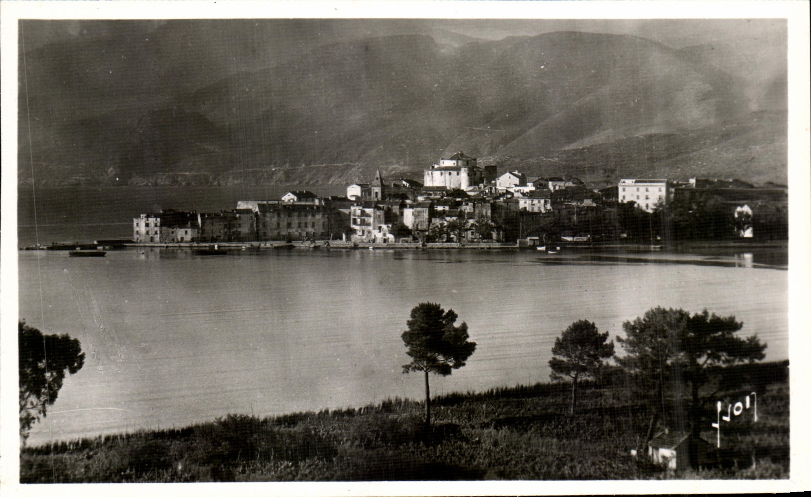 Saint-Florent (Corse) — vue du lac et du village — Les Éditions d'Art Jul