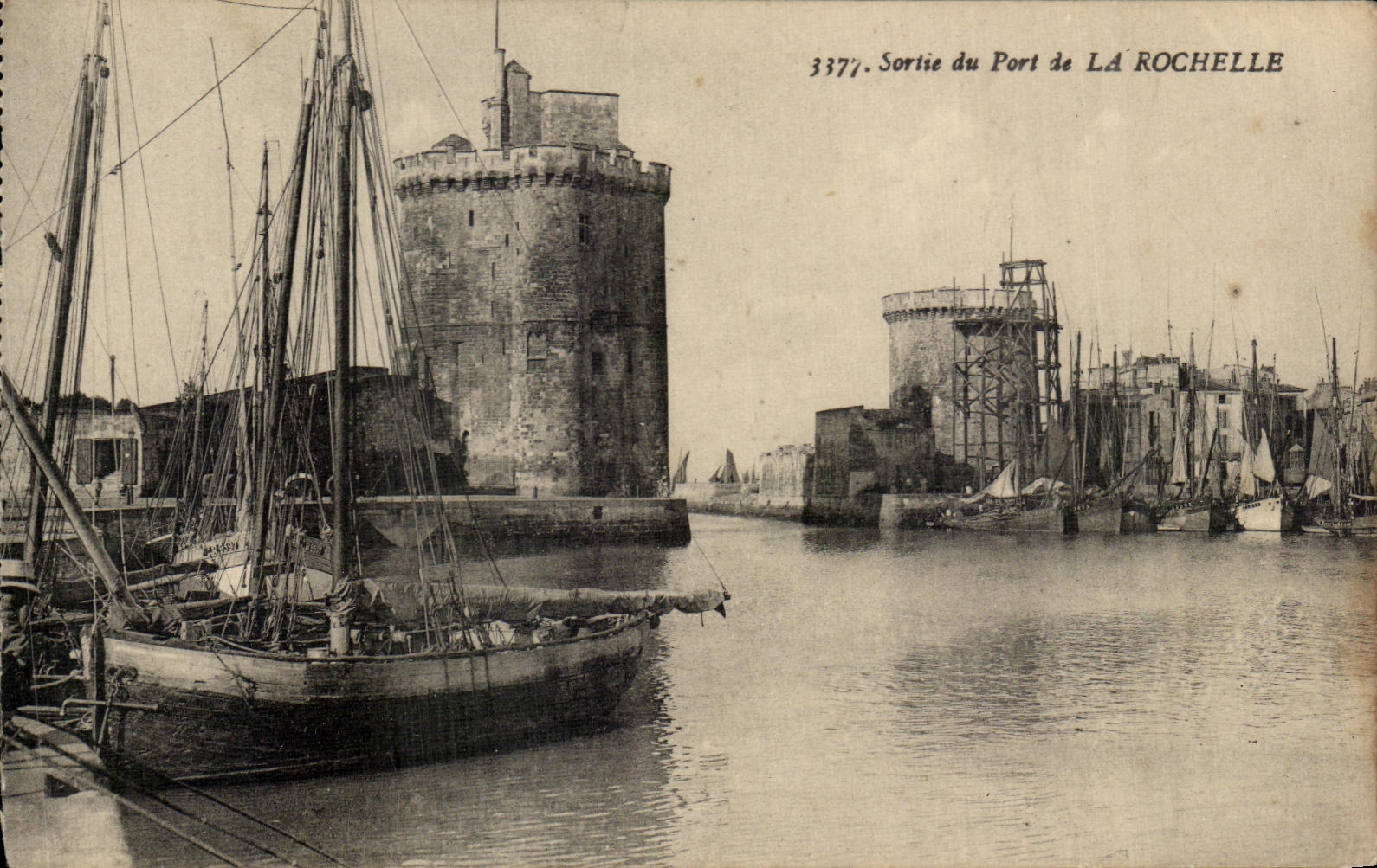 Sortie du Port de LA ROCHELLE — vue du port avec la Tour de la Rochelle — éditeur R. Borgevin, n° 3377