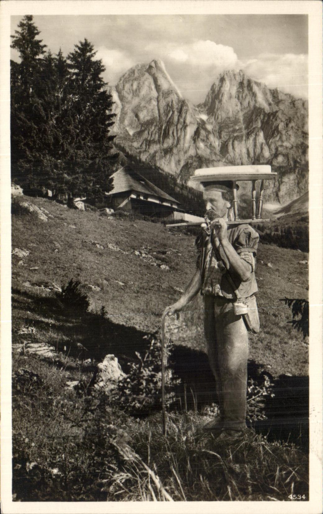 CPA Folklore Costume paysan dans les alpages 