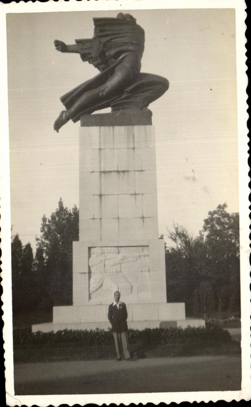Monument de reconnaissance à la France — Belgrade — Correspondance de Jean Chaumblay
