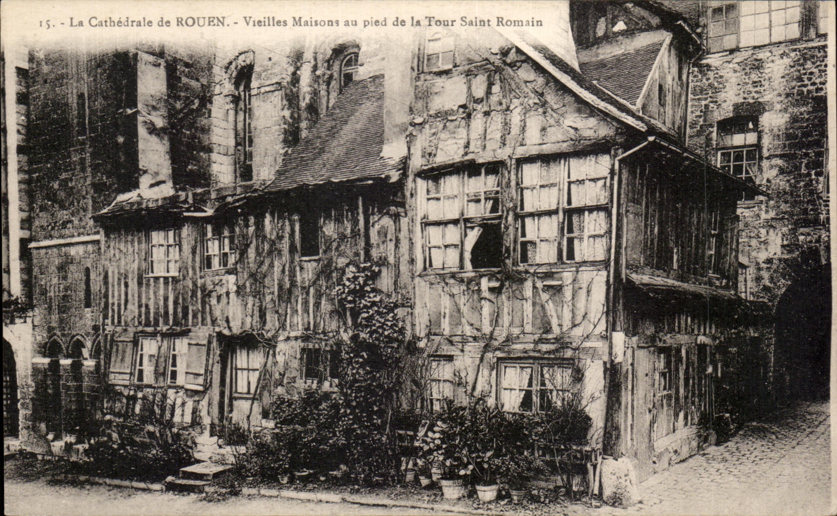 CPA La Cathedrale de Rouen Vielle Maison au pied de la Saint Romain