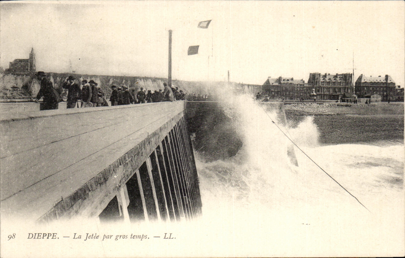 CPA Dieppe La Jetee par gros temps