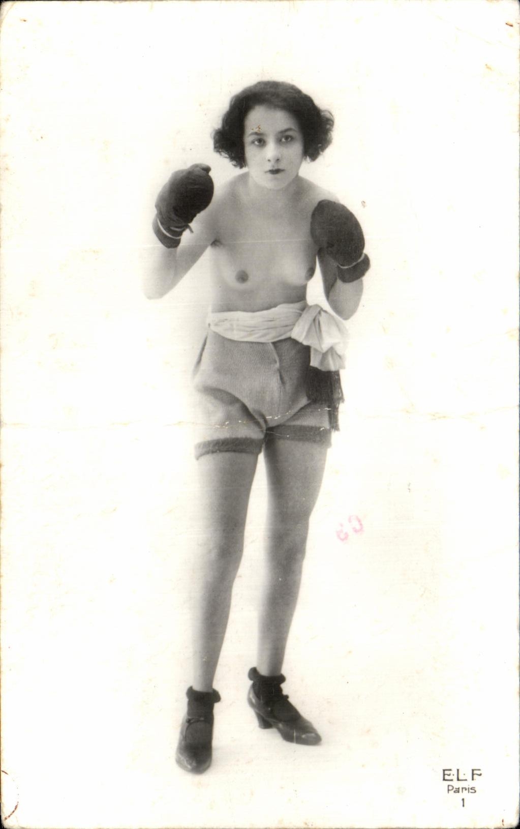 Femme boxeuse — pose de combat — ELF Paris 1