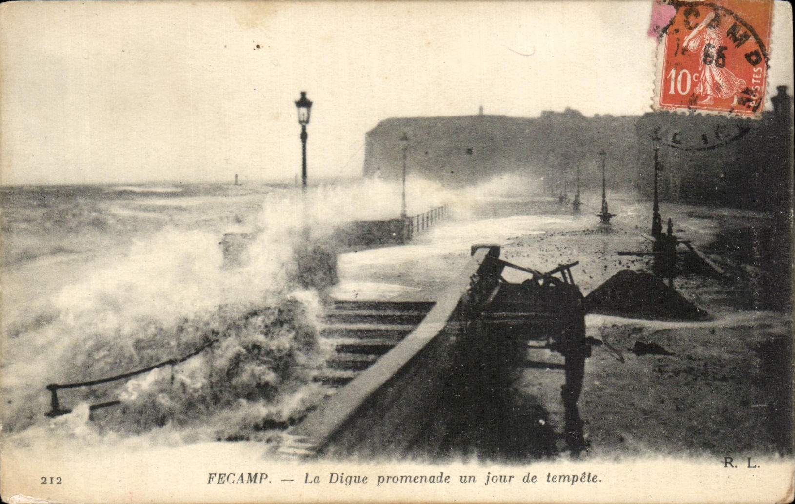 CPA Fecamp La Digue Promenade un Jour de Tempete