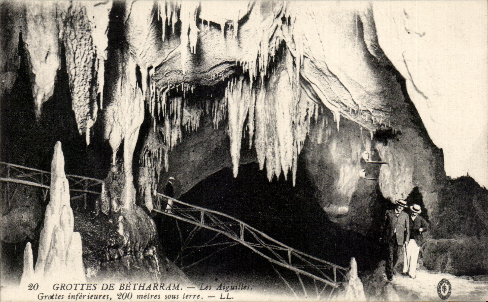CPA Grottes De Betharram Les Aiguilles Grottes inferieures